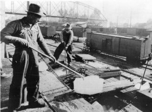 PFE-ice-moving-into-reefer-cars-c1930s.jpg