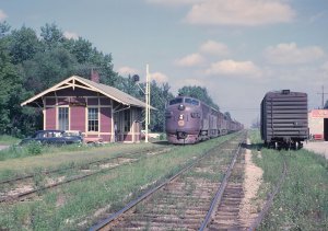 CGW_111-C_(F3A)_westbound_freight_passing_the_Elmhurst,_Illinois_station_on_August_14,_1962_(218.jpg