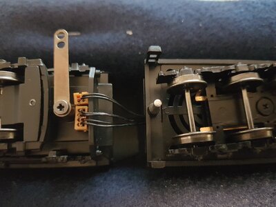 Bachmann 4-8-4 #3784 under loco cab decoder connection.jpg