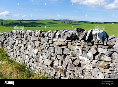 dry-stone-wall-in-the-countryside-near-malham-wharfedale-yorkshire-BRT7MA.jpg