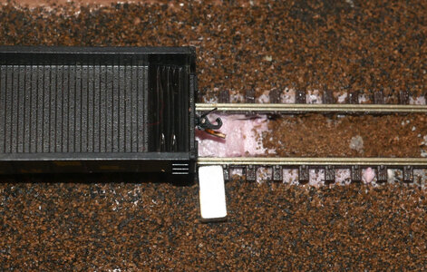 uncouplying issue w outside rail magnet 01.JPG