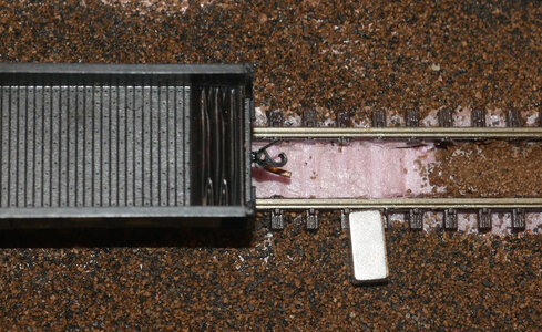 uncouplying issue w outside rail magnet 02.JPG