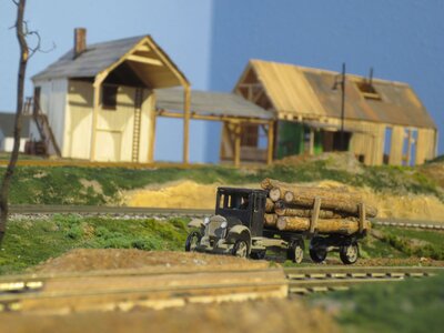 log truck r.JPG