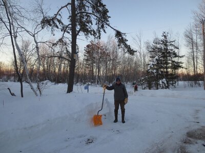 Dave shoveling r.JPG