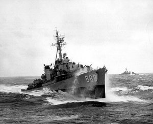 USS_Orleck_(DD-886)_underway_in_heavy_seas,_in_the_1950s.jpg