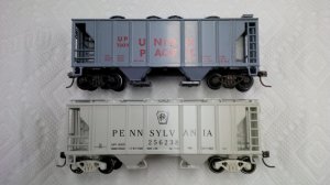 Roundhouse Covered Hopper - comparison.jpg Roundhouse Covered Hopper - comparison.jpg