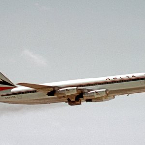 Convair_880_N8802E_Delta_ATL_15.04.72_edited-2.jpg