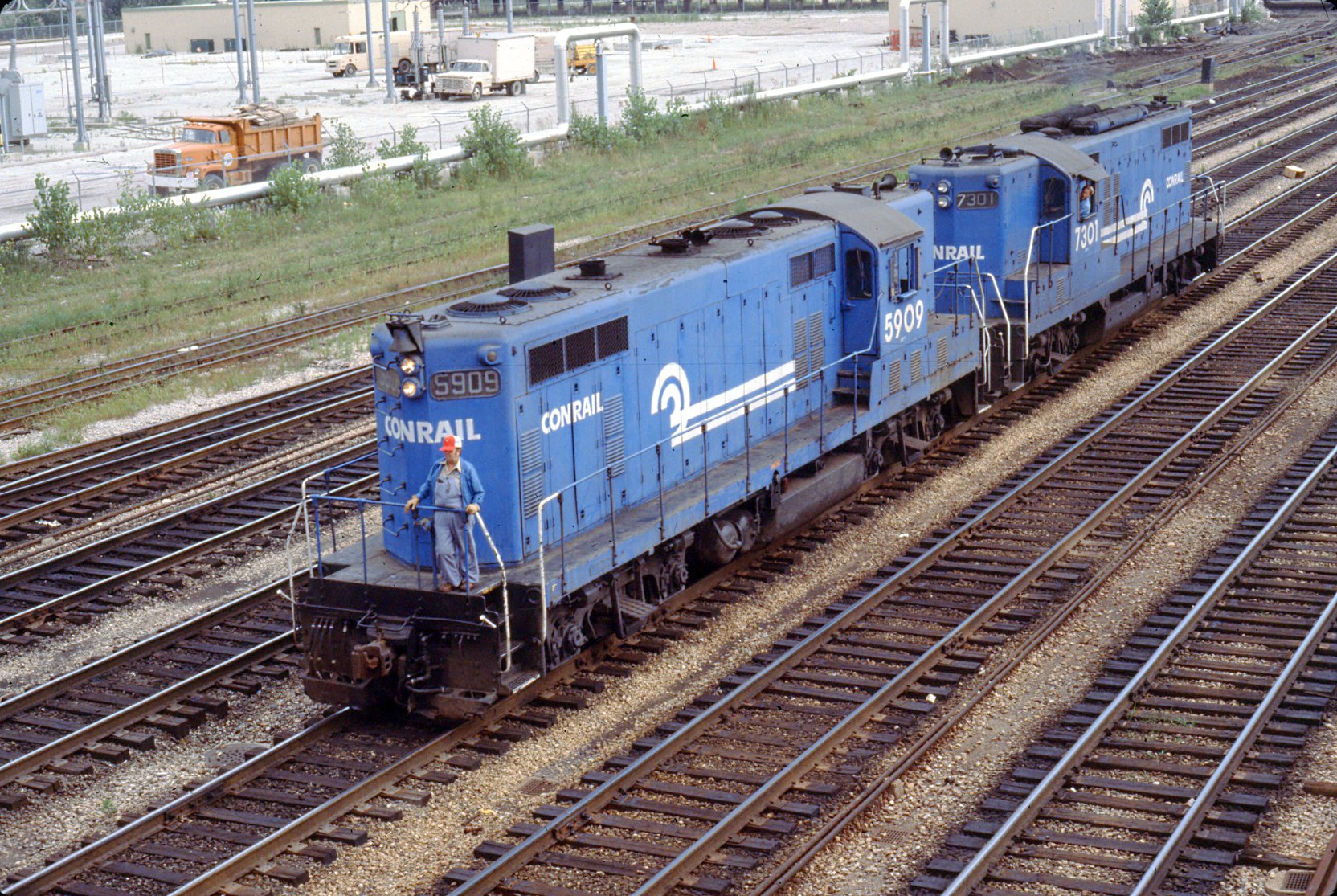 Conrail Passenger power Chicago -  8-19-1977 - W. Wilcox.jpg