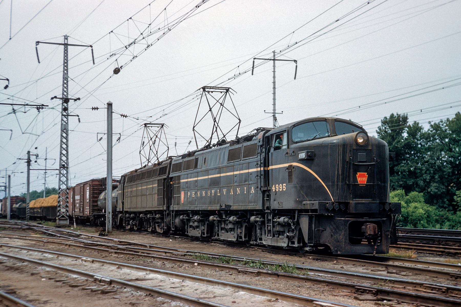 E3b 4995 + E2c 4997 on O track at Edgemoor (Switch Box 1) on 9-22-1961 - Rodney Peterson photo..jpg