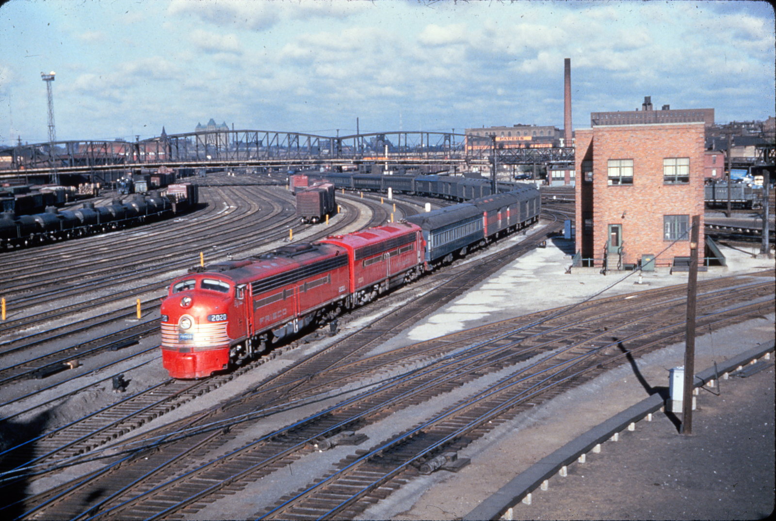 E8A-202Will-Rogers-train #4 at-St.-Louis-Missouri-on-April-7-1956-Al-Chione.jpg