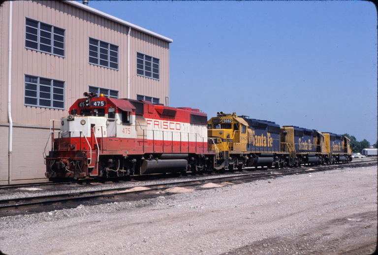 GP38-2-475-at-Tulsa-Oklahoma-on-May-24-1980-Allen-Clum-768x518.jpg
