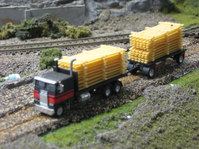 N Scale Truck Tractor/ trailer yellow white 
