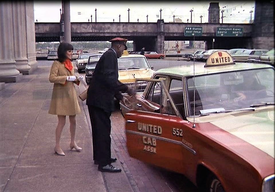 Marlo Thomas getting in cab at 30th St. Station.jpg