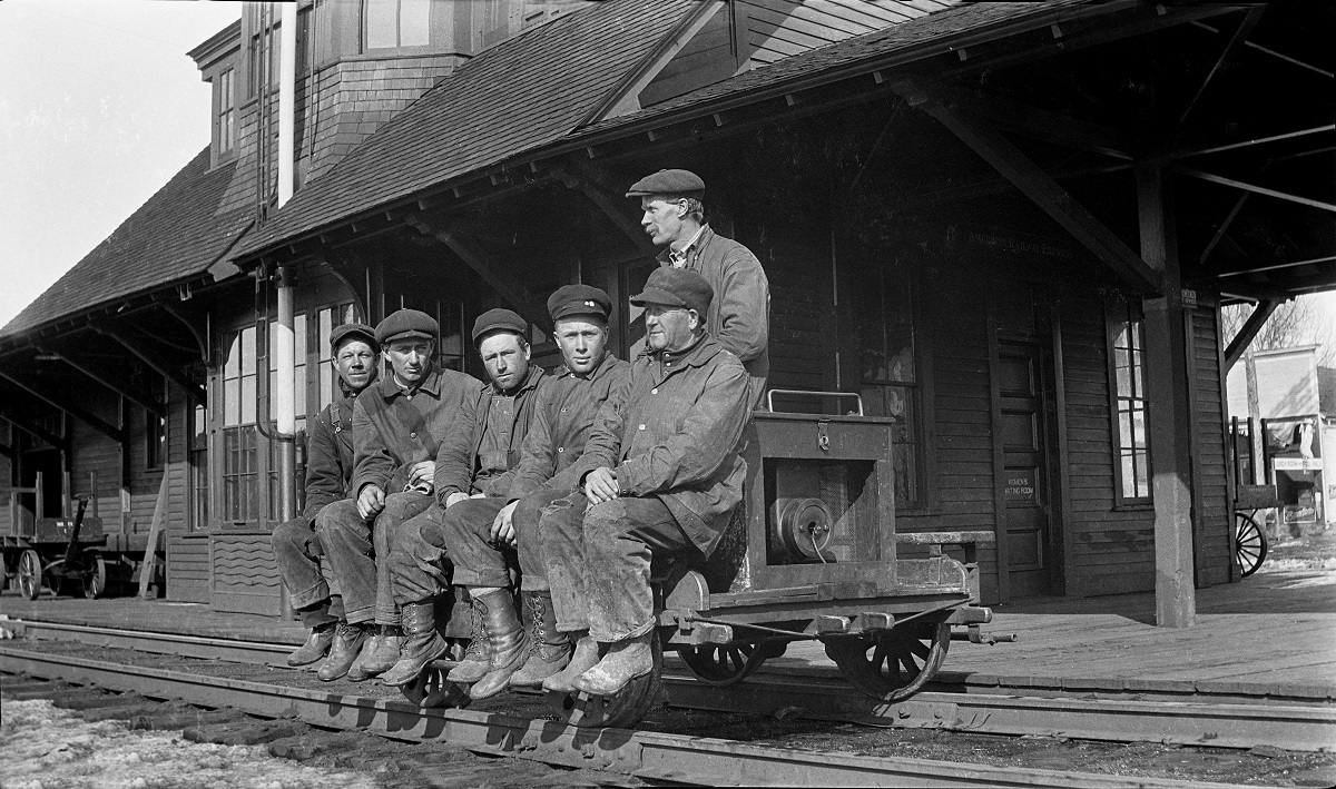 Section Crew, Wyoming depot @ 1917.jpg