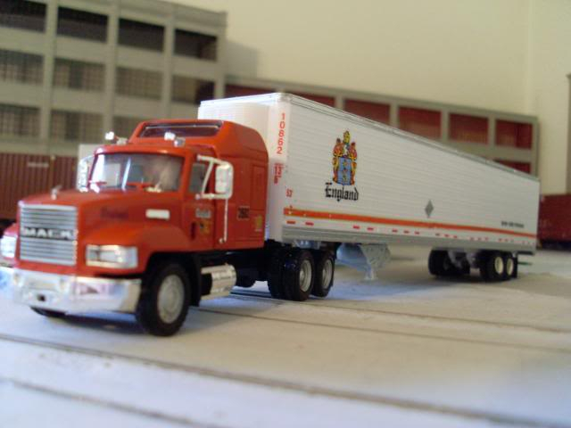 Scale HO/1:87 / truck US Freightliner Pepsi Cola On the beach N° 2