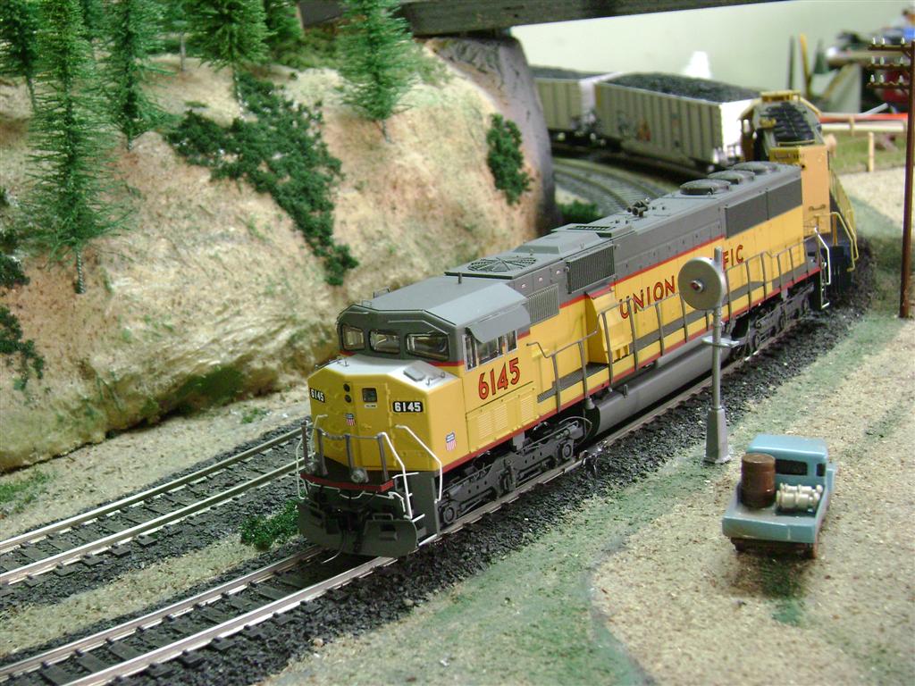 SD60M UP + SD40-2 SF, with bathgons-Model Railroad Brazil