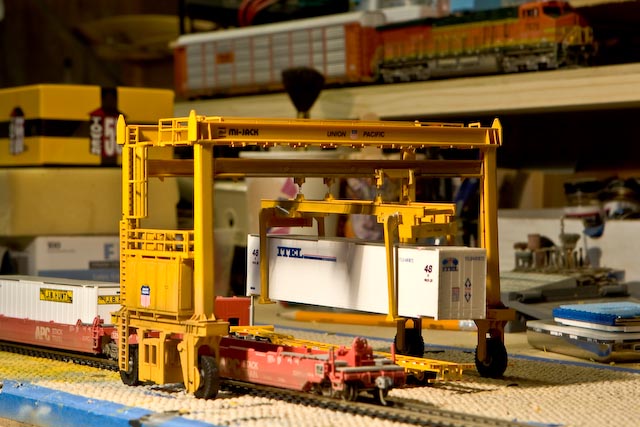 Walthers Container Crane