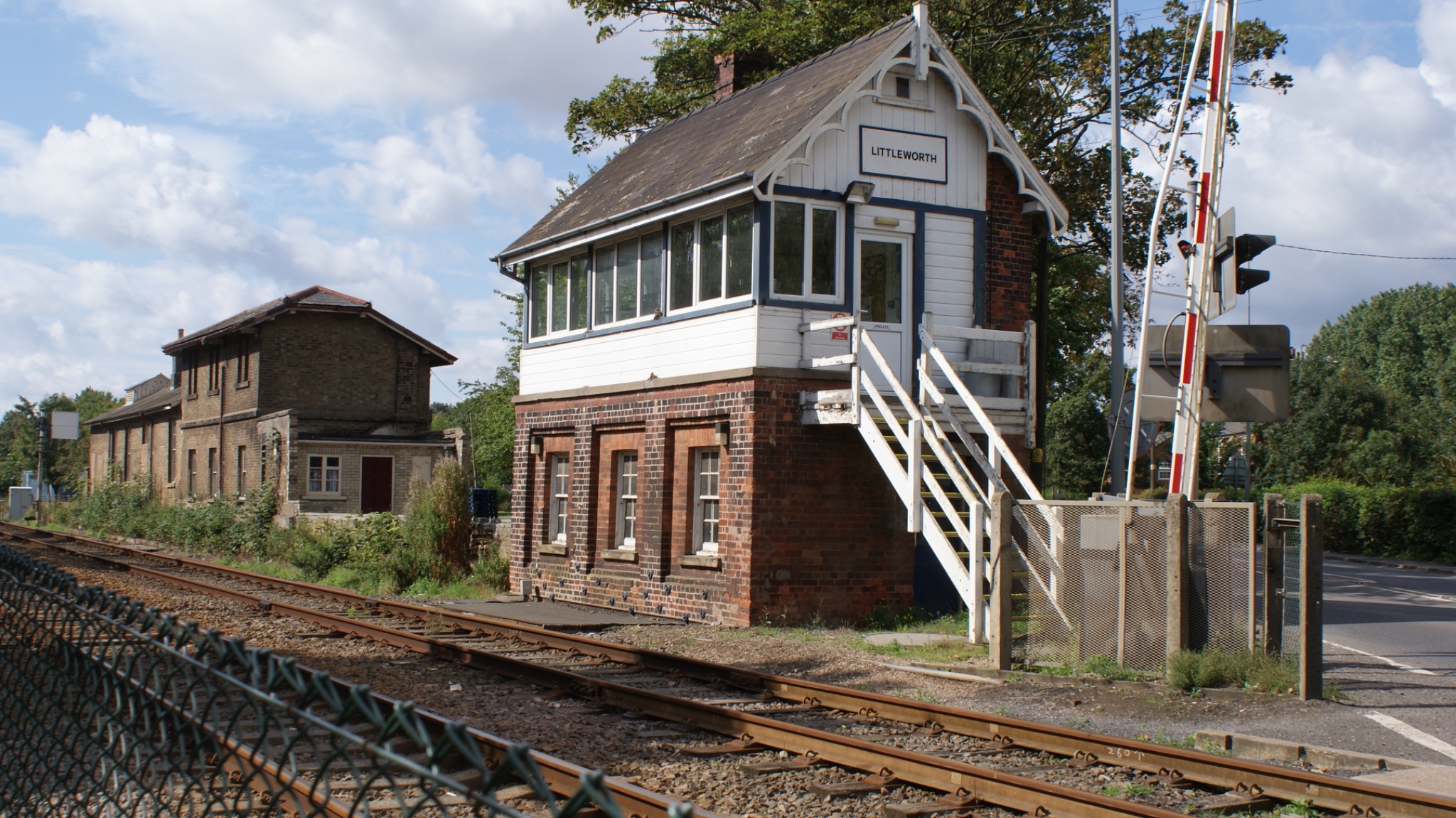 2011 0828 littleworth singal box and derelict station.jpeg