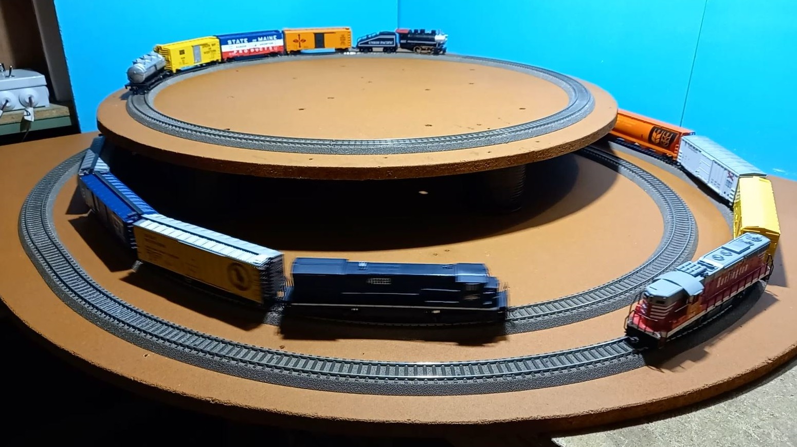 A VERY SMALL TWO LEVELS LAYOUT....jpg