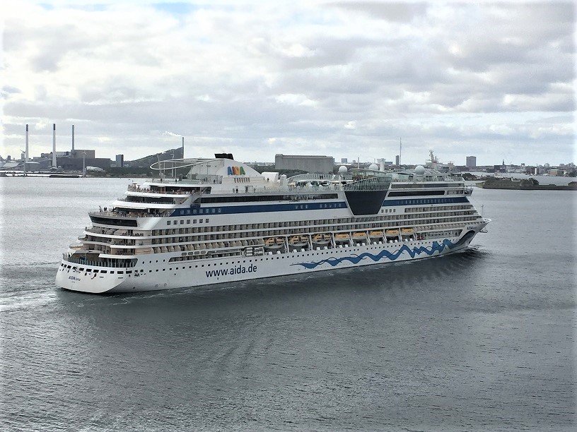 AIDAluna leaving Oslo 13th Sept 22.JPG