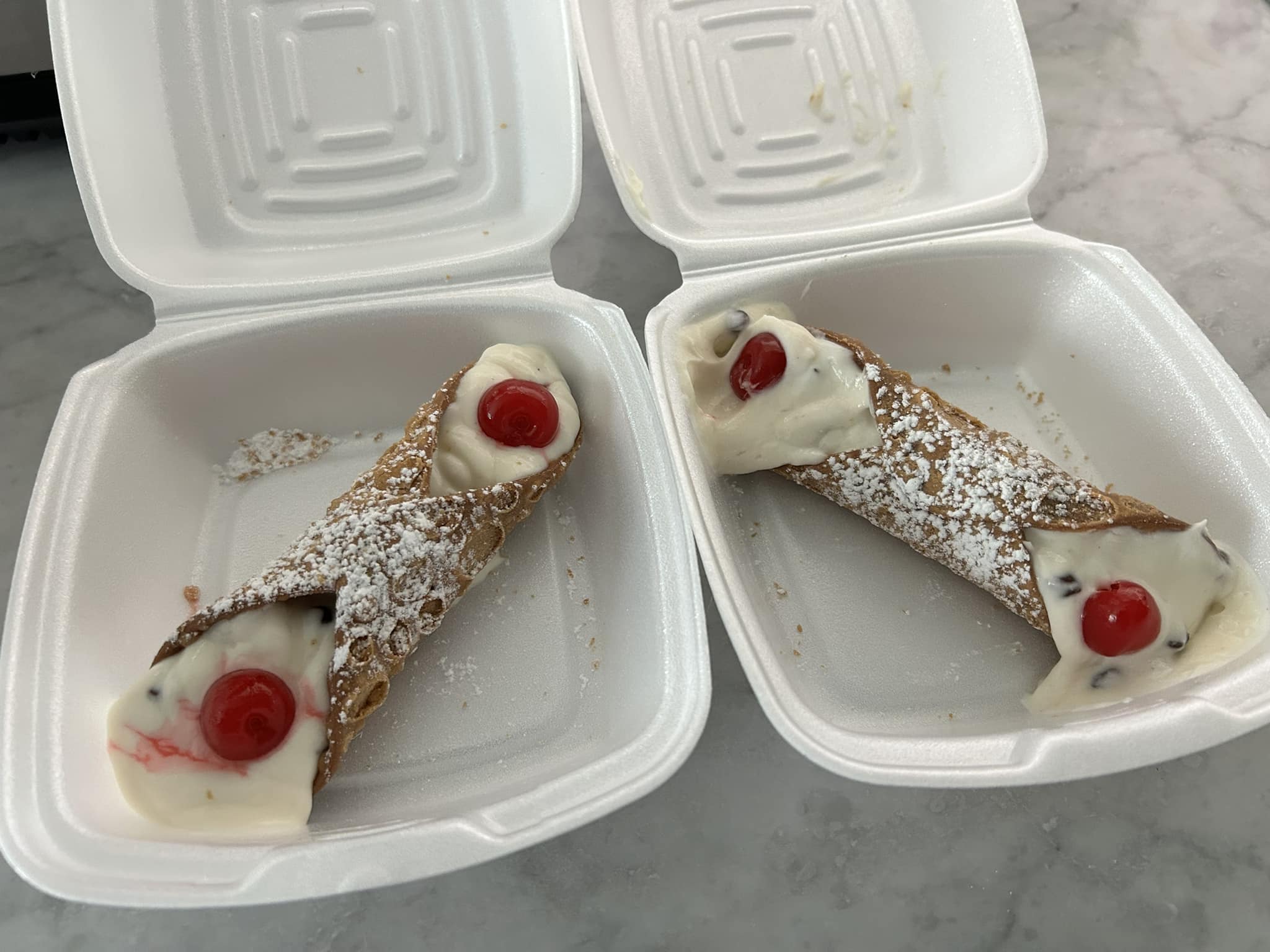 cannolis.jpg