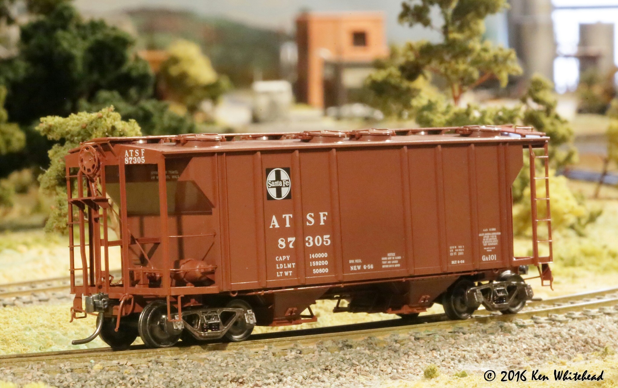 Kadee HO PS2 covered hopper ATSF
