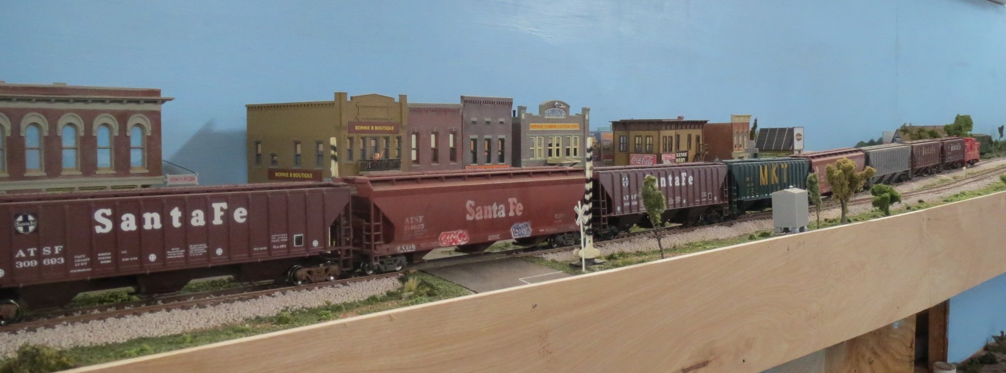 train with covered hoppers 2.JPG