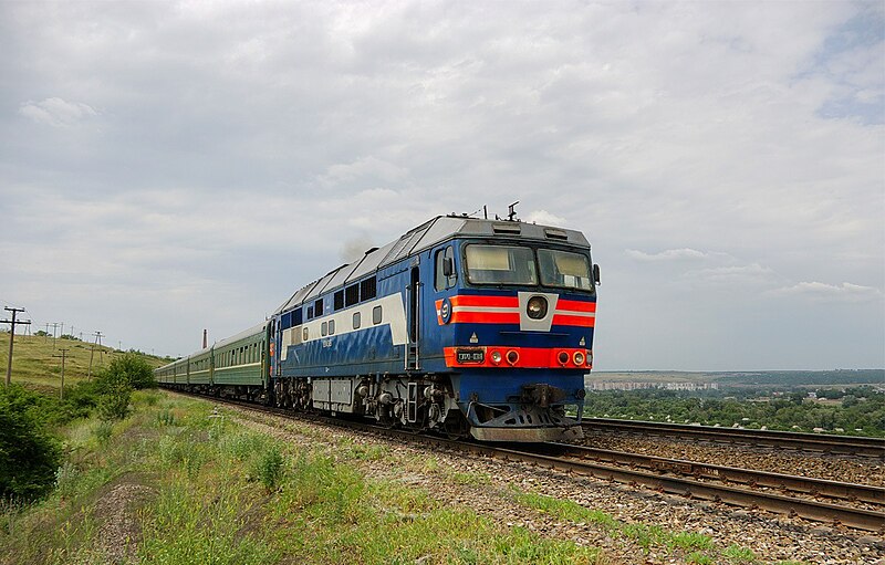800px-Diesel_locomotive_TEP70-0318.jpg