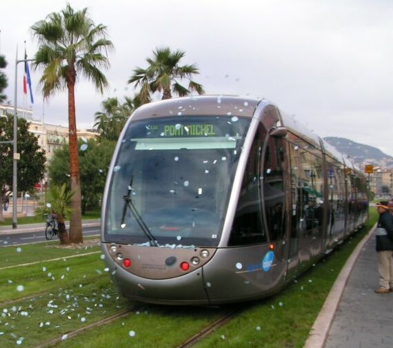 nic-lrt-openday-confetti-tram-grassy-ROW-Opera-Vieille-Ville-stn-20071124x_Metrazur.jpg